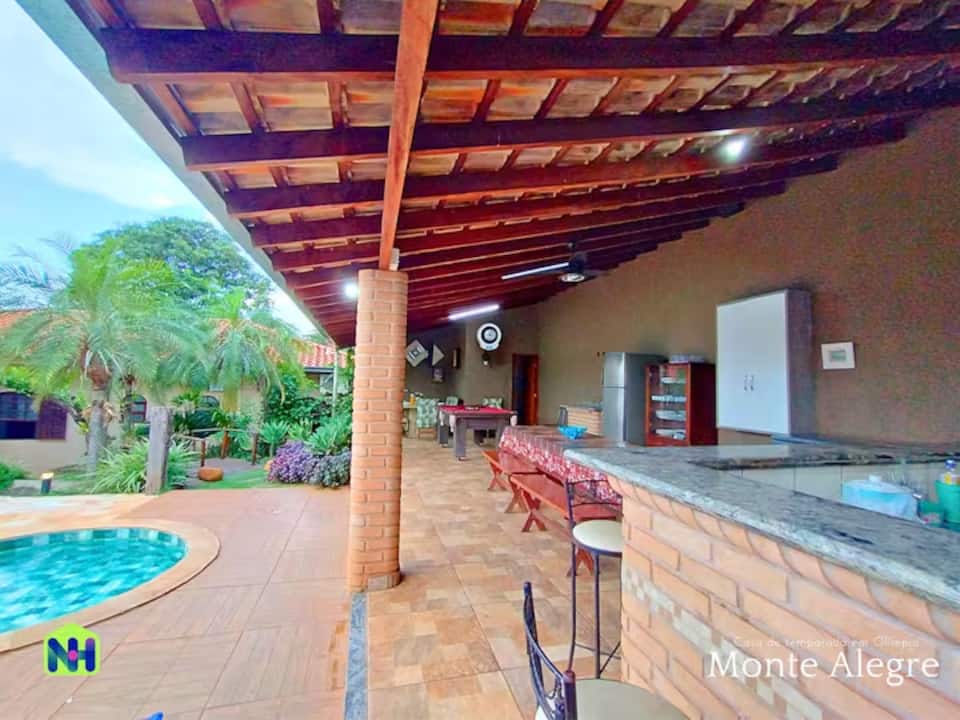 A área gourmet dá direto na piscina