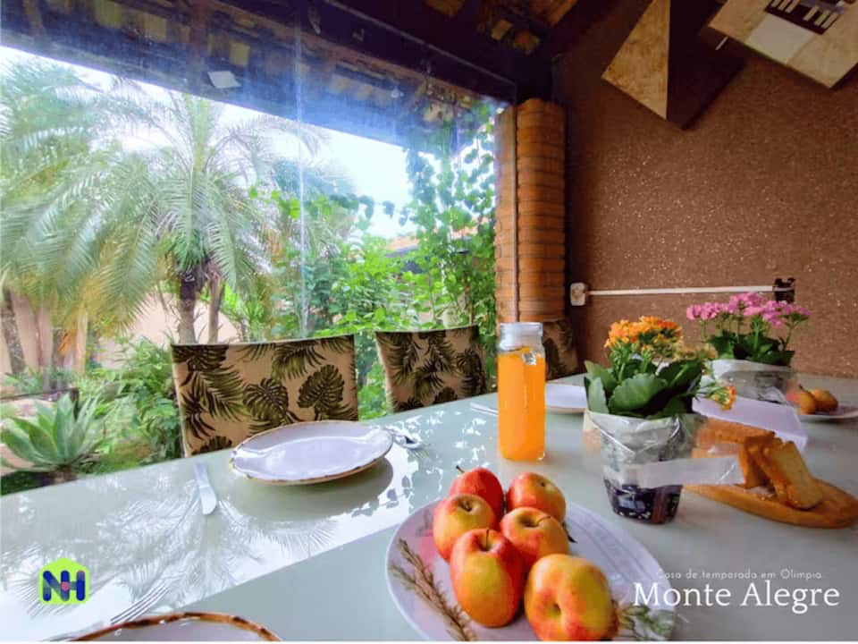 Café da manhã com vista pro quintal