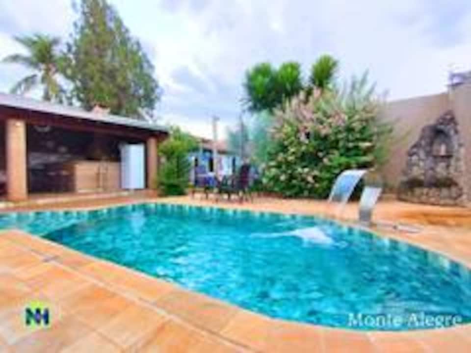 Piscina aquecida, água azul
