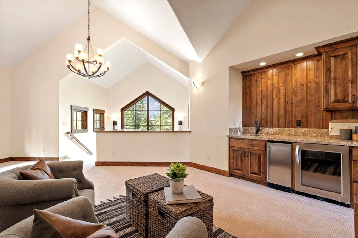 Მოსასვენებელი სივრცე მთავარი საძინებლის მიღმა
Ბრტყელეკრანიანი ტელევიზორი