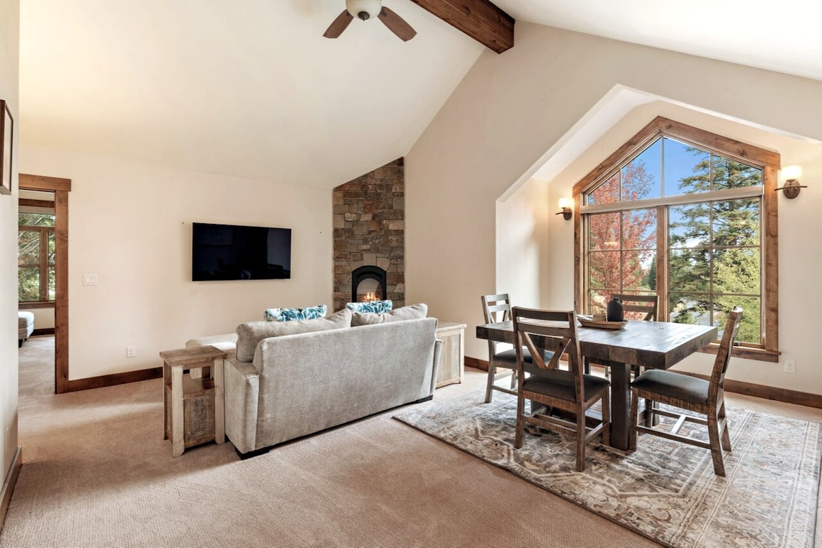 Ბინის მისაღები ოთახი
Ბრტყელეკრანიანი ტელევიზორი