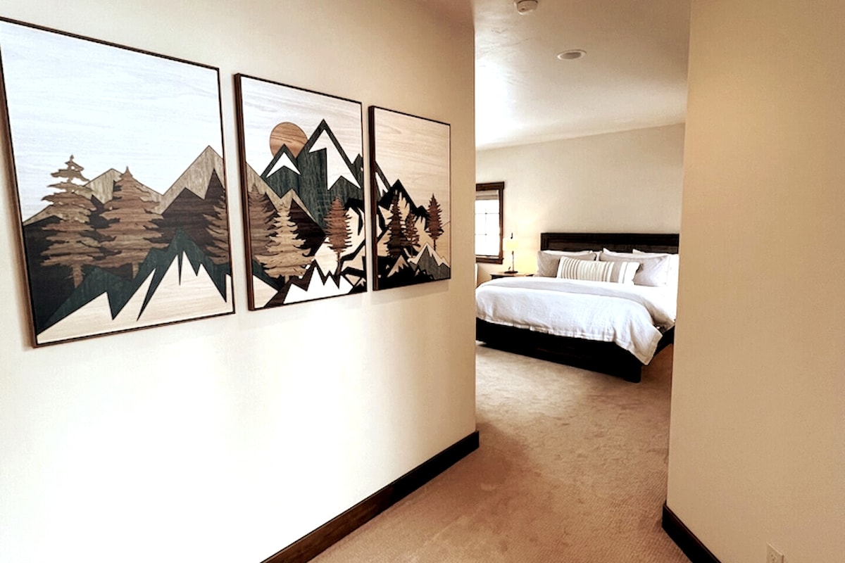 Დიდი საძინებელი (ზემოთ)
Ბრტყელეკრანიანი ტელევიზორი
Აპარტამენტის სააბაზანო