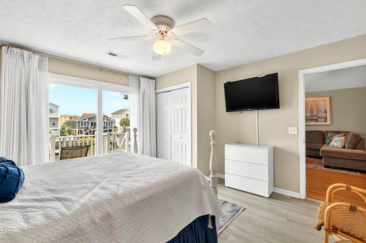 Slide open the doors and let the breeze in! This cozy queen room opens to the canal-front deck, where mornings start with sunshine and a view.