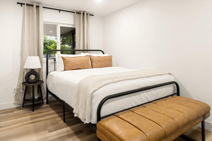 Ova ugodna i dobro osvijetljena spavaća soba pružit će vam odličan san.