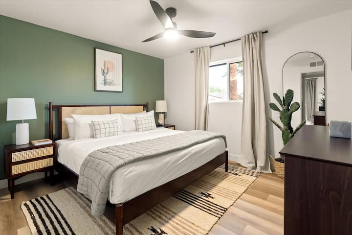 Spavaća soba s umirujućim zelenim zidom stvara mirnu atmosferu