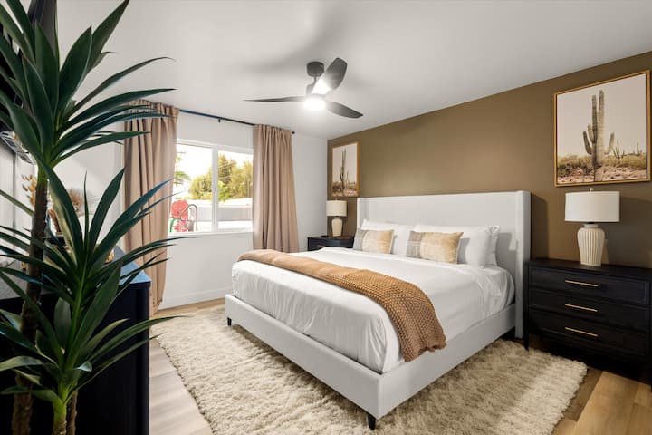 Zaspite u ovoj mirnoj i prostranoj glavnoj spavaćoj sobi, savršenom utočištu nakon dana zabave.