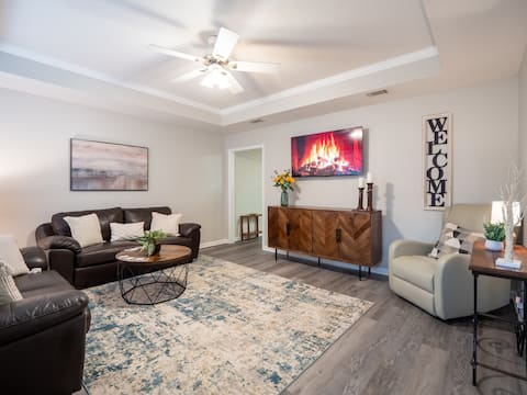 Top performing Airbnb: Upscale GAME ROOM, Movie Theater, Arcade, Fire Pit in Valdosta
