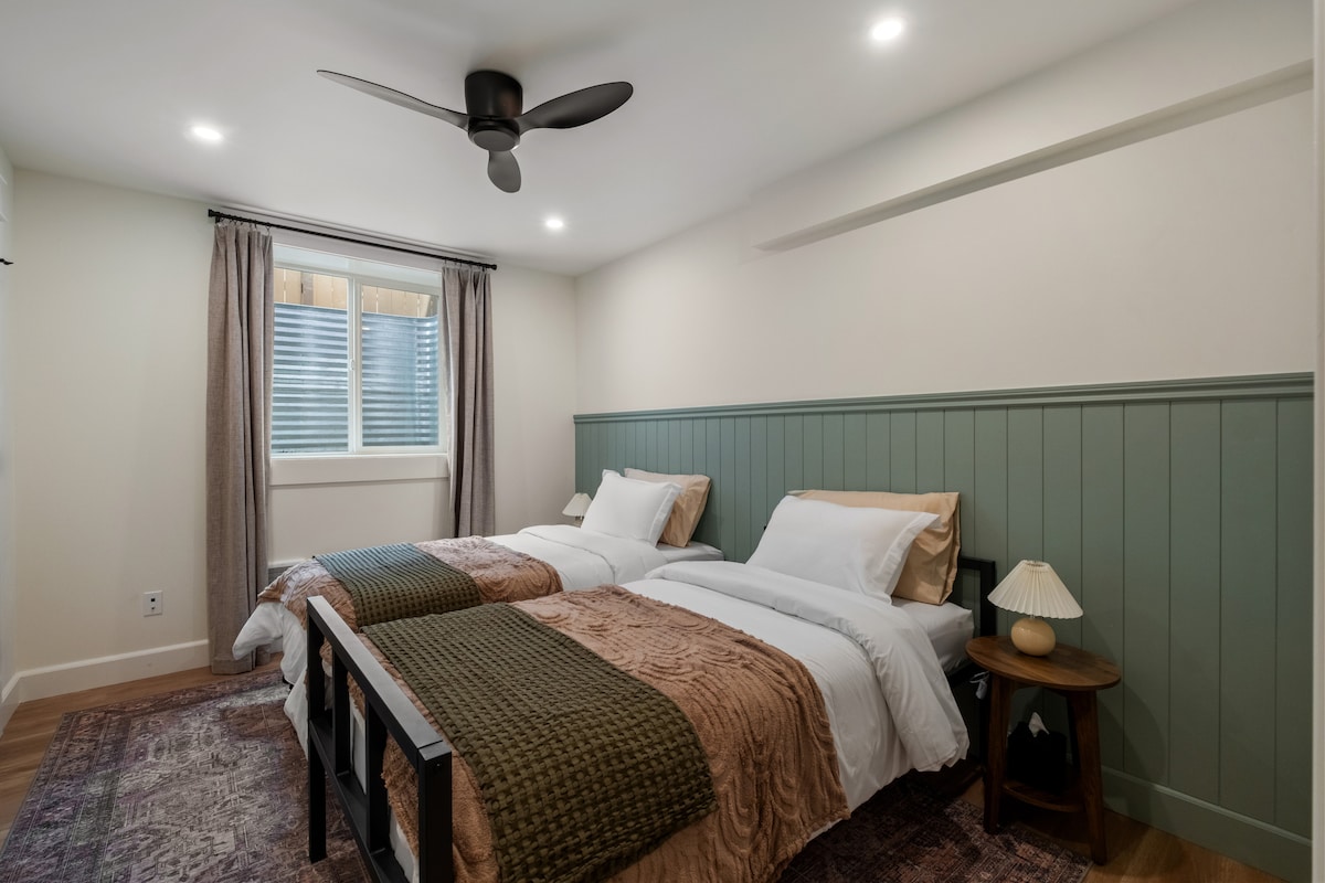 Deze slaapkamer heeft twee eenpersoonsbedden - matrassen van 40 inch (101 cm) bij 75 inch (190 cm)
Er is een grote kast met veel ruimte voor hangende en gevouwen kleding. Er is ook een bagagerek aanwezig voor het gemak. 