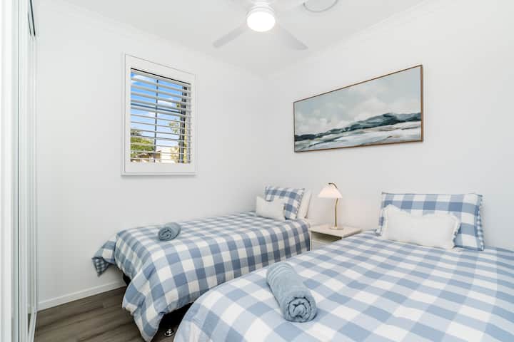 Третата спална соба има 2 брачни единечни кревета со плишана постелнина и осветлување