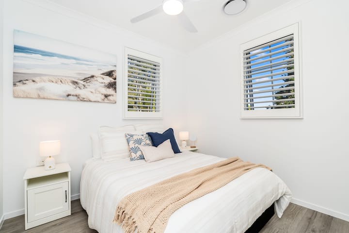 Стилската брачна соба има удобна постелнина од плиш