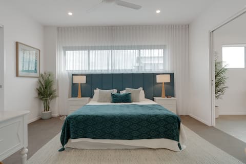 Spacious 5BR Penthouse with Ocean Views