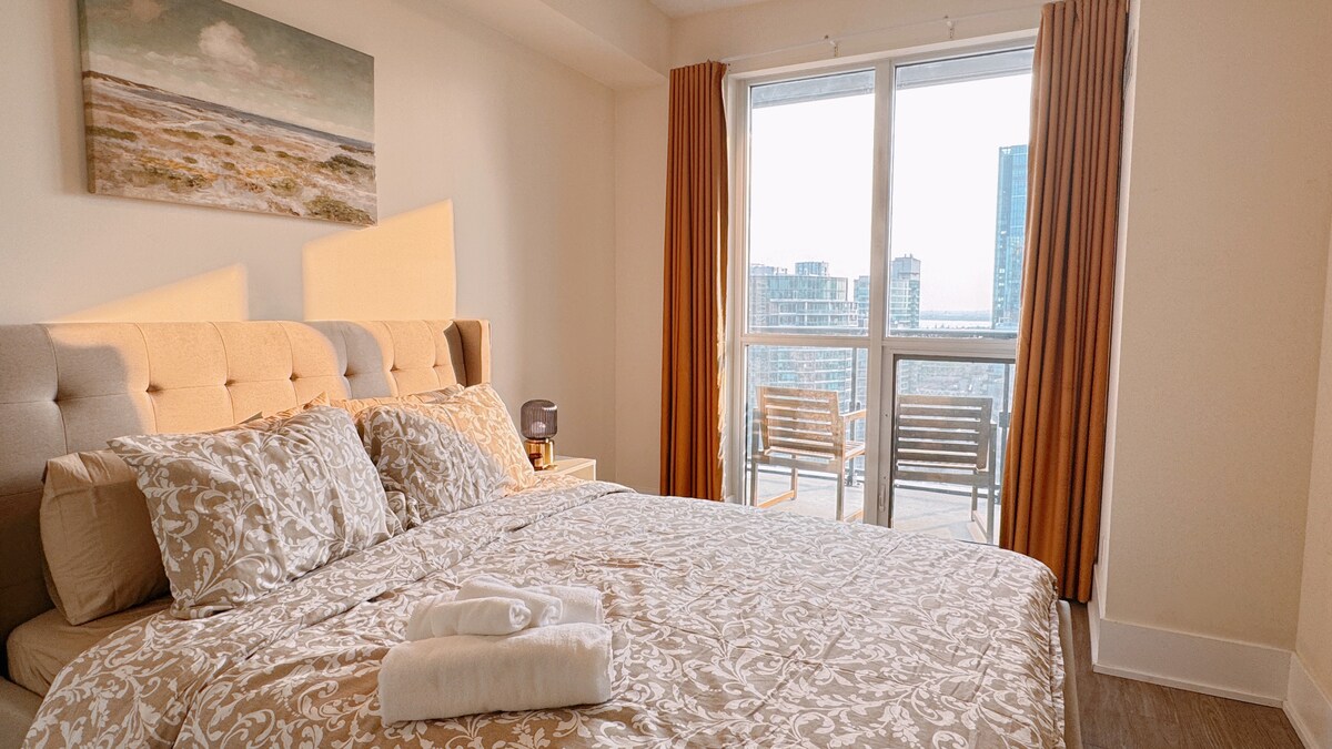 1 × سرير كوين مريح في غرفة النوم مع وسائد إضافية