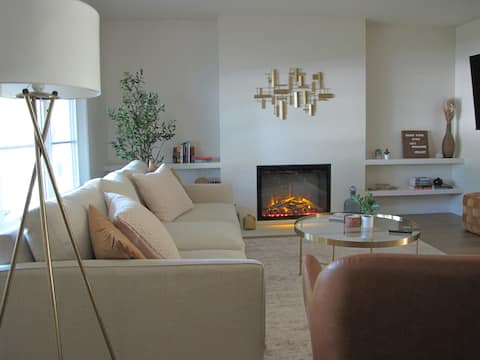 Popular Airbnb listing: Camellia House - Modern Comfort in West Sacramento