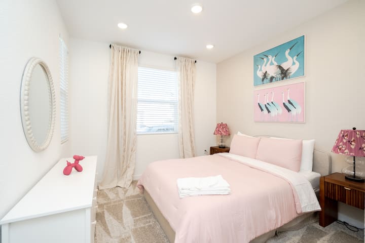 Slaapkamer op de eerste verdieping met een queensize bed