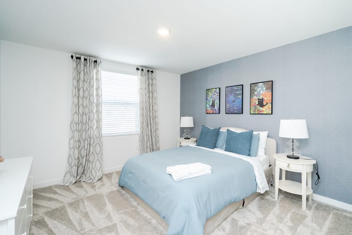 Slaapkamer boven met een comfortabel queensize bed, net buiten de open speelkamer - perfect om te ontspannen of tot rust te komen na een leuke dag.