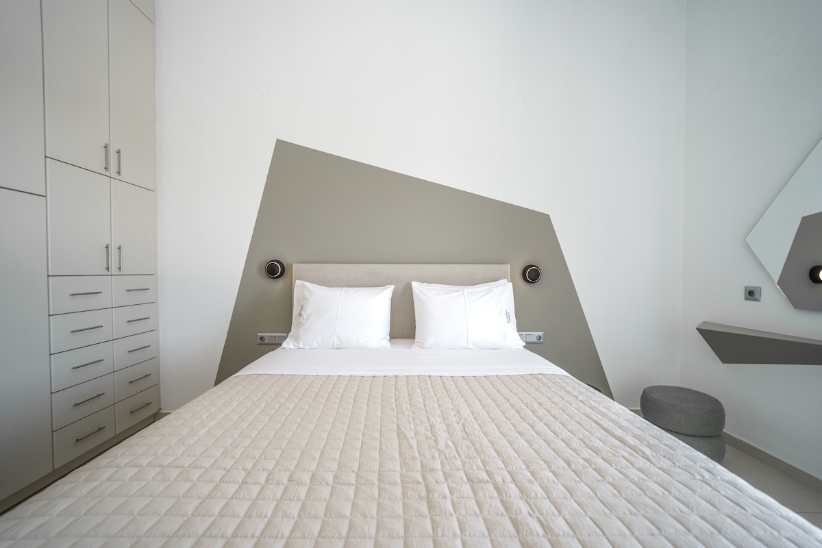 S manželskou posteľou a priamym prístupom na terasu.