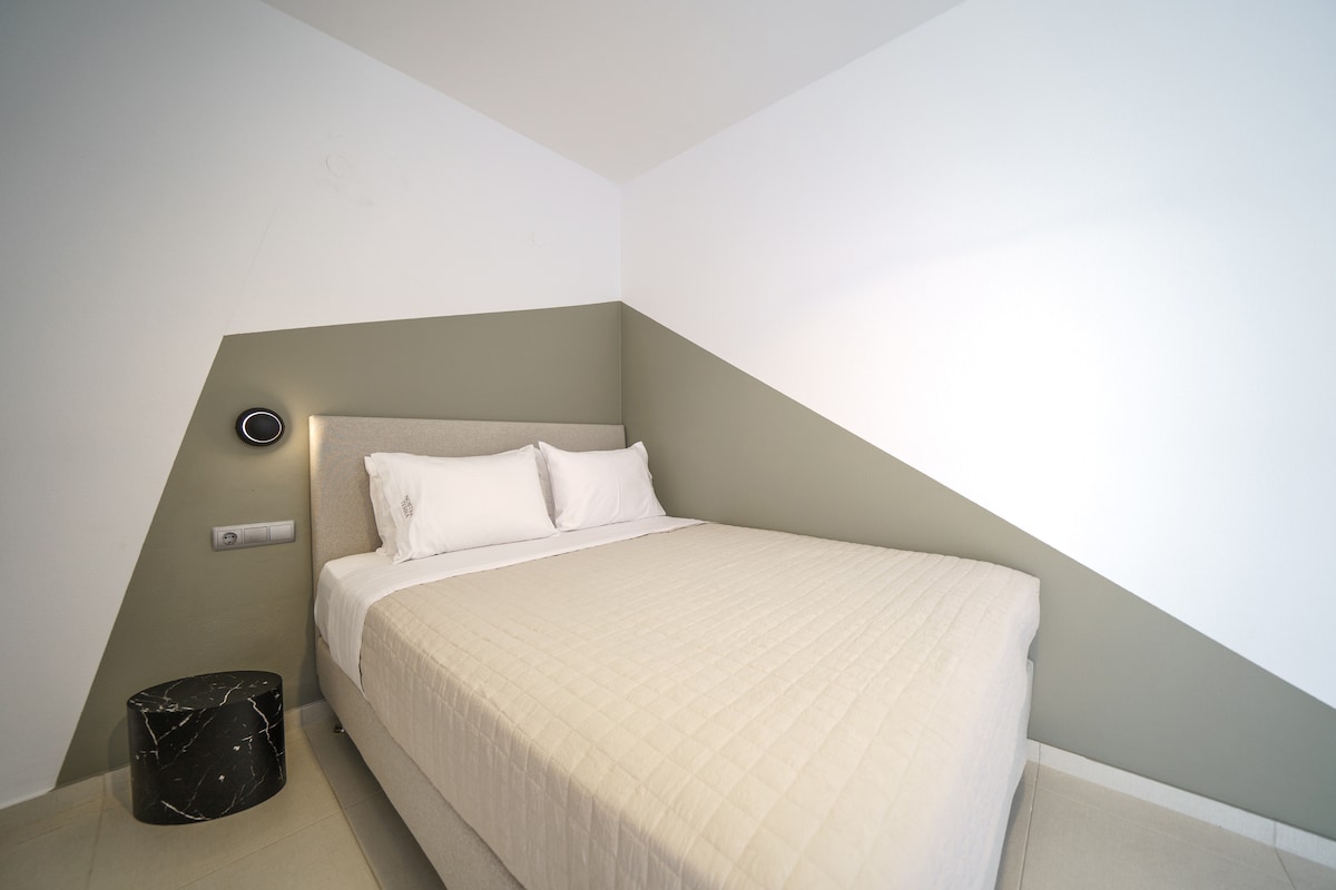 Spálňa na spodnom poschodí s manželskou posteľou.