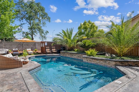 Spacious 4BR/2BA Roseville Oasis w/ Pool & Lounge