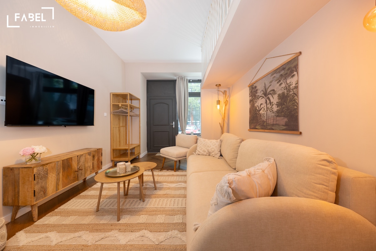 Popular Airbnb listing: FABEL Bali - Suite near Ku'Damm / ICC / City West in Charlottenburg