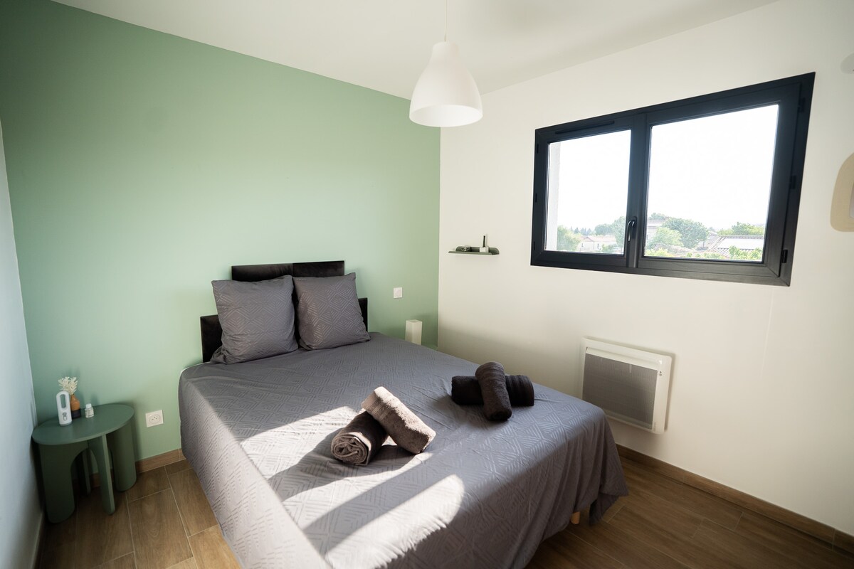 Spálňa, výhľad, posteľ, nočný stolík 