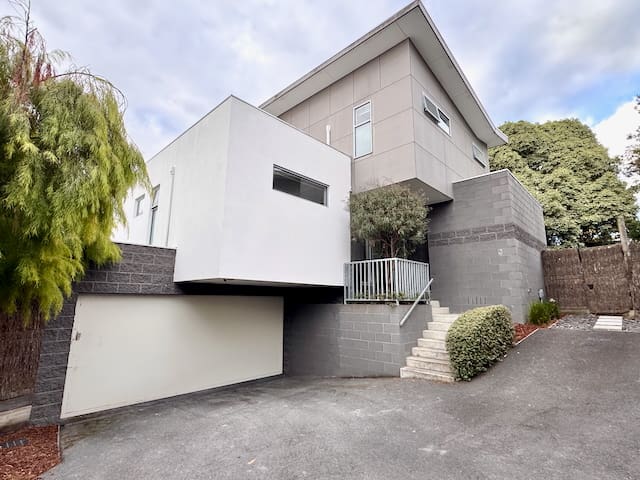 Pet Friendly Modern Townhouse