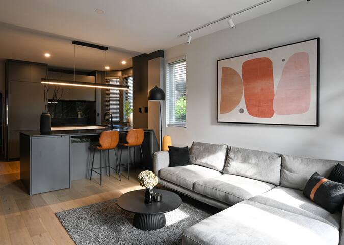 Gorgeous semi-detached house gallery image 2