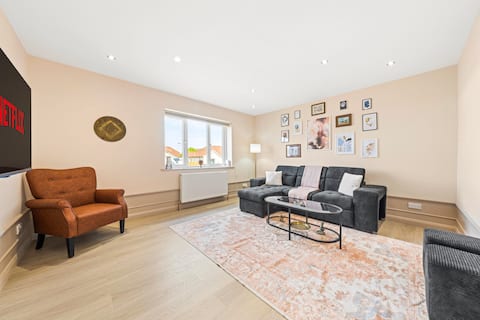 Bright & Modern 3-Bed | Next To Glasgow Airport