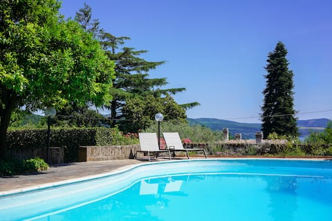 Cozy Villa with Pool & Lake Castle View