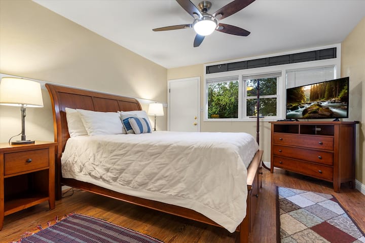 Primary bedroom - Spacious with a comfy queen bed, an ensuite Bathroom, forest views, flat screen Tv w/Cable.
