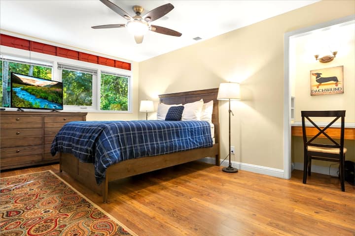 Bedroom 1 - Spacious with a comfy queen bed, forest views, great desk area, reading nook, flat screen Tv w/Cable.