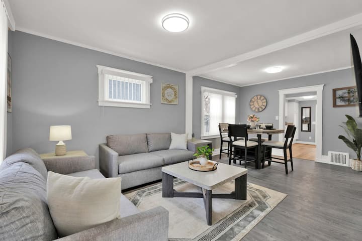Royal Oak Home • Walk Downtown + 3 Beds + Parking - Birmingham, MI
