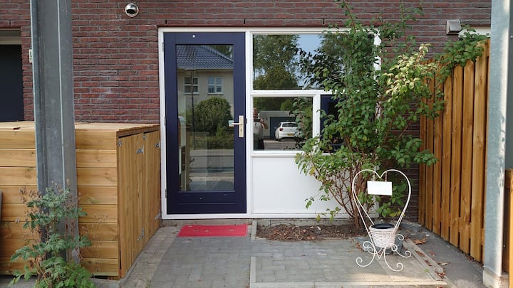 "De logeerkamer" studio, bathroom, wifi & parking