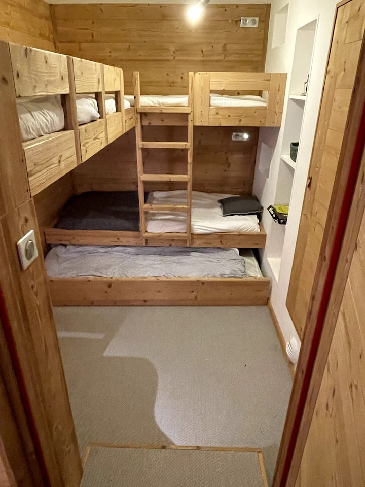 chambre 4 couchages avec 3 lits superposés et un lit gigogne