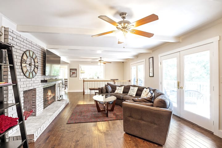 Lake Lanier - Lakefront Retreat - Cumming, GA