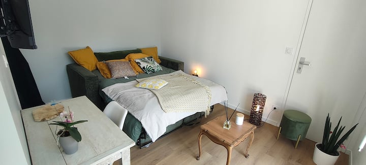 Sofa/kitanda (usiondoe kiti au sehemu ya nyuma, kisha ufungue ukitumia kishikio kati ya sehemu ya nyuma)