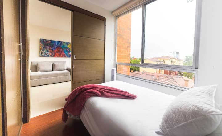 Удобна соба со единечен кревет, идеална за еден гостин. Има голем прозорец кој овозможува да влезе природна светлина и нуди јасен поглед. Едноставен и функционален декор, совршен за одмор или удобна работа.