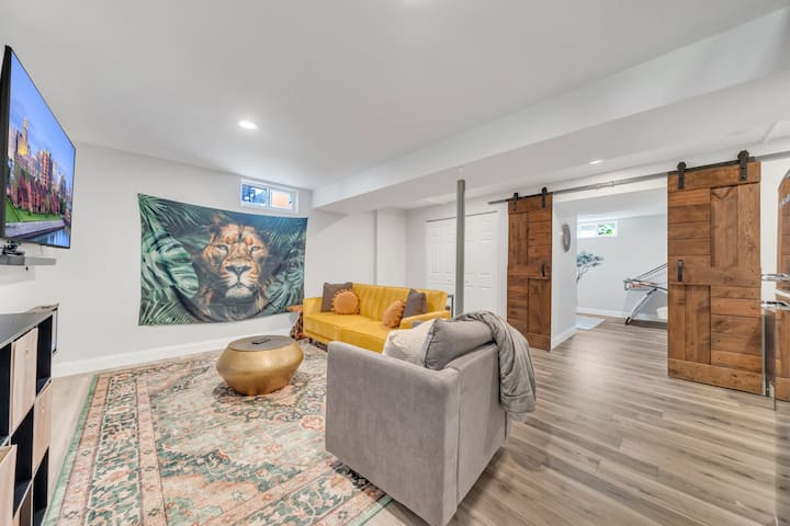 Sebule ya chini ya ghorofa inajumuisha kochi la futoni lenye mashuka kwenye kabati (Mto, blanketi na mashuka), televisheni ya inchi 85 iliyo na viunganishi vya Roku, pamoja na friji ndogo. 