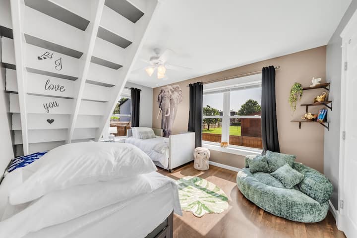 Chumba cha Tembo kina vitanda 2 pacha, na kitanda kimoja. 