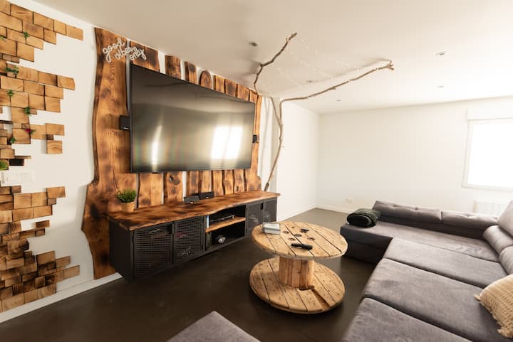 86-palcová inteligentná televízia, veľká pohovka 4,20 m s dvoma leňoškami, ktoré sa dajú premeniť na posteľ 