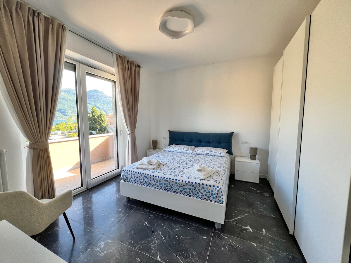 Kitanda cha watu wawili na kabati la nguo
