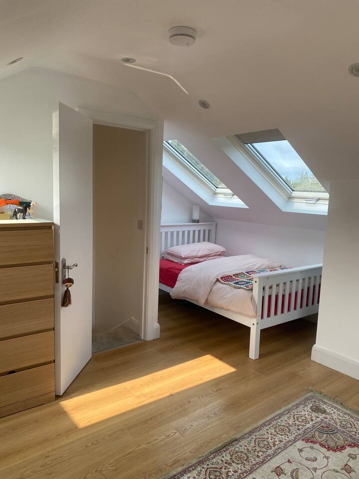 房间非常安静舒适，可欣赏树木繁茂的山坡美景