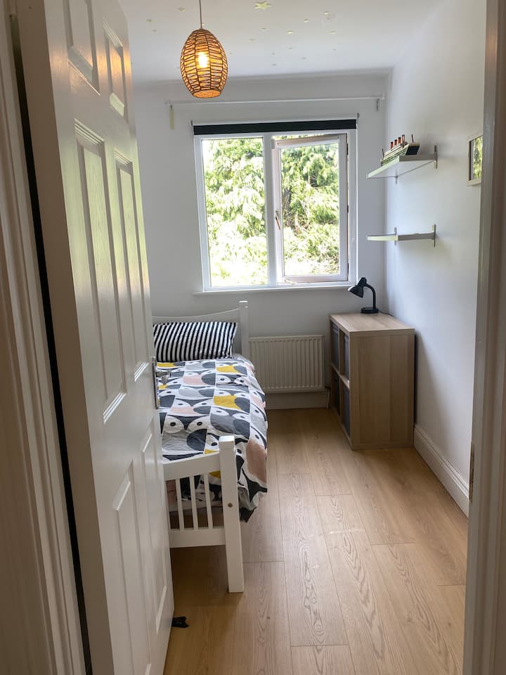 单人卧室，配备充足的落地式衣柜 