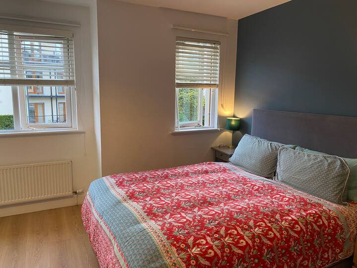 通风、宽敞的主卧室，套内卫生间配备电动淋浴。