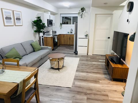 Popular Airbnb listing: Modern 1B Suite | Smart TV & Lock | Near Airport in The Orchards At Ellerslie
