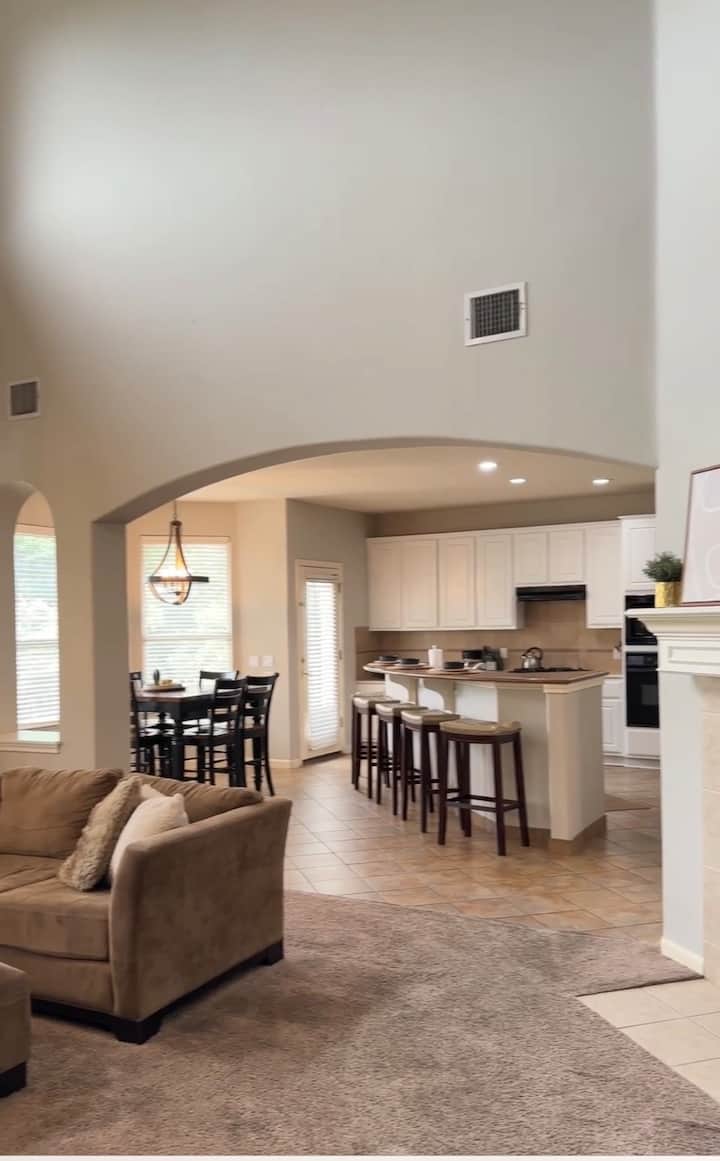 Large Pool Home 5min To Kalahari - Round Rock, TX