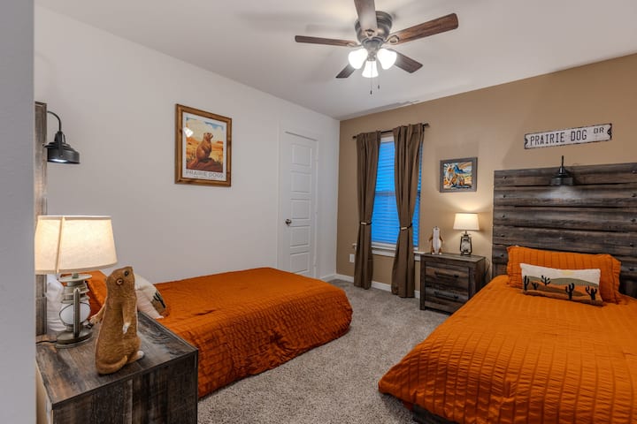 Een nette, schone kamer met een eenpersoonsbed en kast, ideaal voor korte verblijven met een beetje Texas-charme.