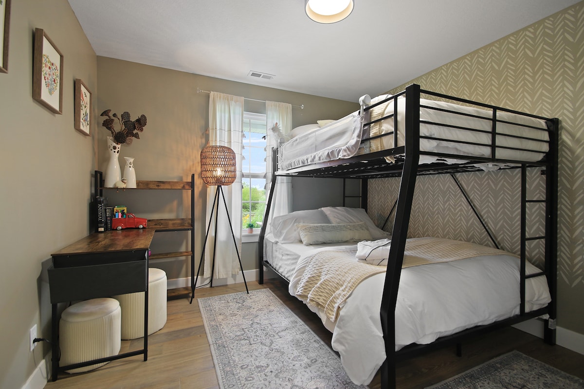 Горното легло има прибираща се парапет за ваша безопасност. 