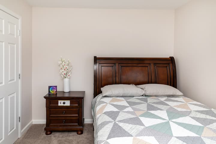  โทนสีไม้เข้มและผ้านวมควิลท์ช่วยสร้างบรรยากาศอบอุ่นเหมือนอยู่บ้านให้กับห้องนอนชั้นบนที่เป็นที่ชื่นชอบของผู้เข้าพัก