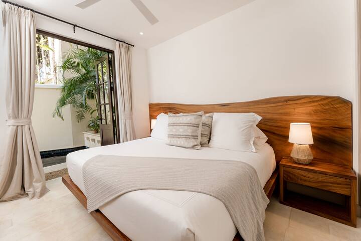 Pool, Terrace & Beach Club - 20 Ave. la Antigua