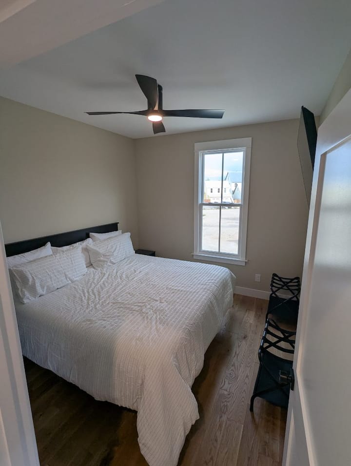 מיטת קינג סייז עם מזרן סגול כדי להבטיח שינה טובה. ארון קטן מחובר לחדר השינה לבגדים, מספיק מקום לתלות שמלות באורך מלא. תוכן לבחירתכם זמין בסטרימינג דרך טלוויזיית 4K של Roku בגודל 55 אינץ'.